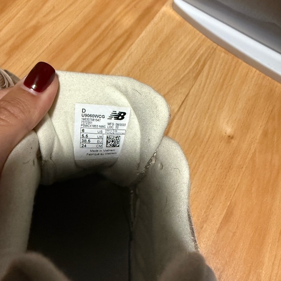 New Balance 9060 - Picture 2 of 4